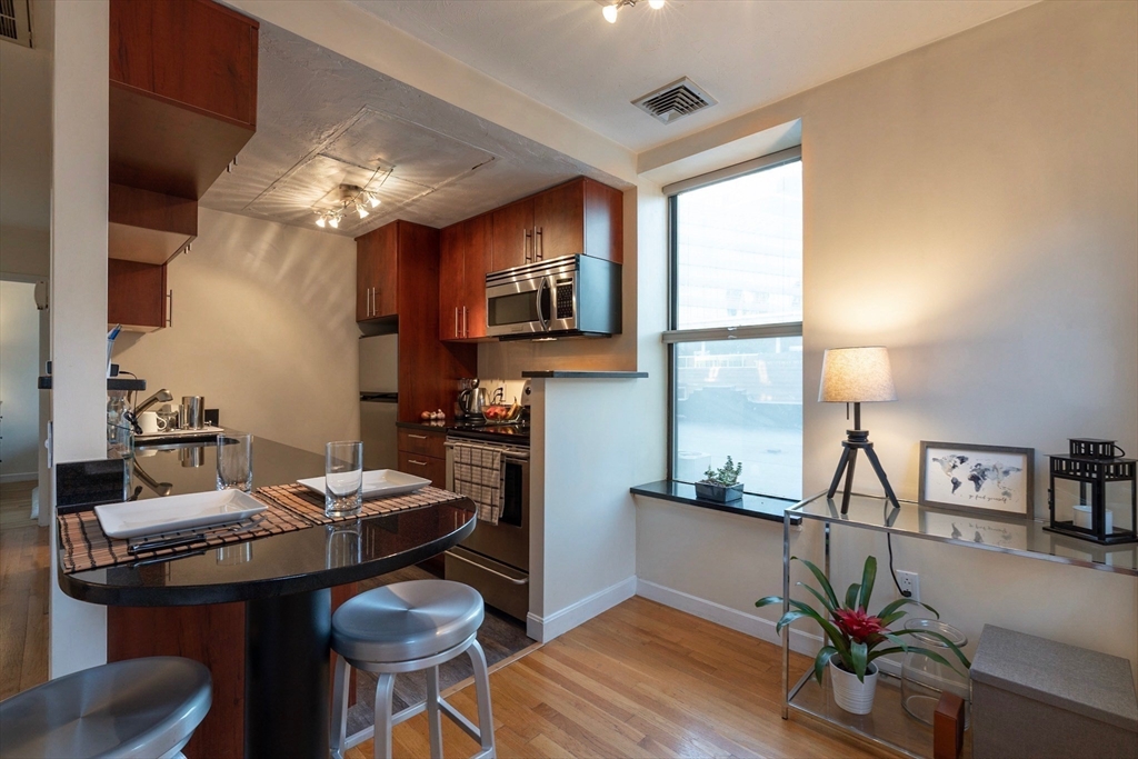 1 bed, 1 bath apartment for rent at 5 Grove St Unit 5, Beacon Hill — photo 1 of 9