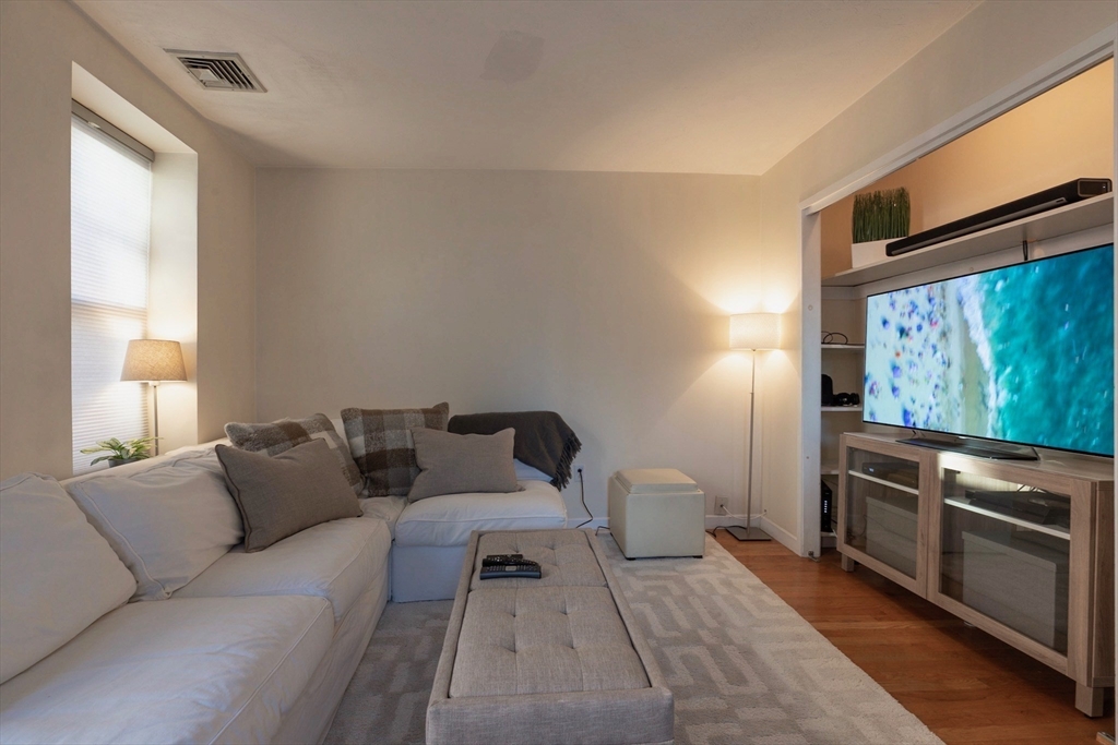 1 bed, 1 bath apartment for rent at 5 Grove St Unit 5, Beacon Hill — photo 2 of 9