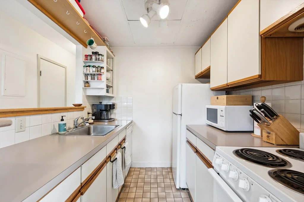 1 bed, 1 bath apartment for rent at 5 Grove St Unit 9, Beacon Hill — photo 9 of 24