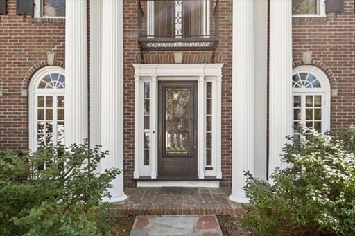 3 bed, 2 bath apartment for rent at 5 Hammond St, Chestnut Hill — photo 2 of 17