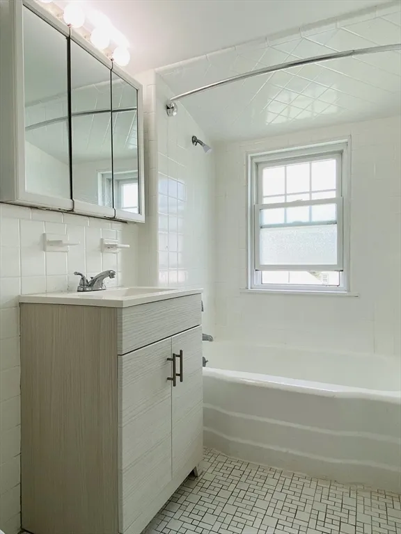 3 bed, 1 bath apartment for rent at 5 Hawthorne Park Unit 3, West Cambridge — photo 9 of 10