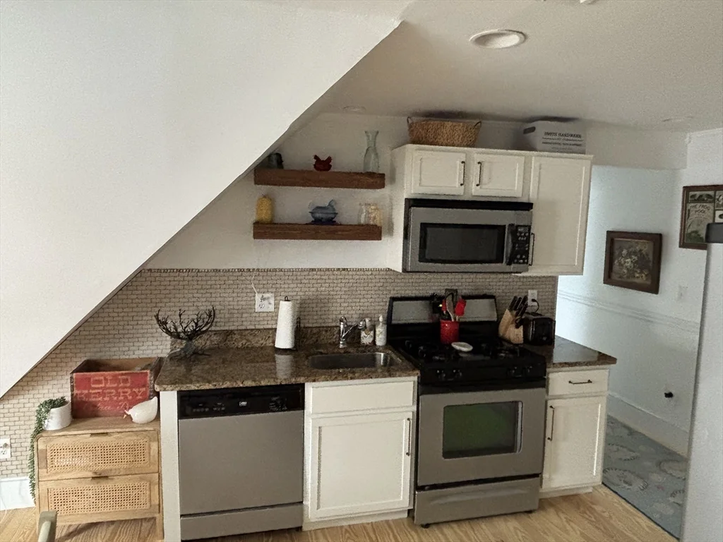 1 bed, 1 bath apartment for rent at 5 Horton St Unit F, Newburyport — photo 11 of 17
