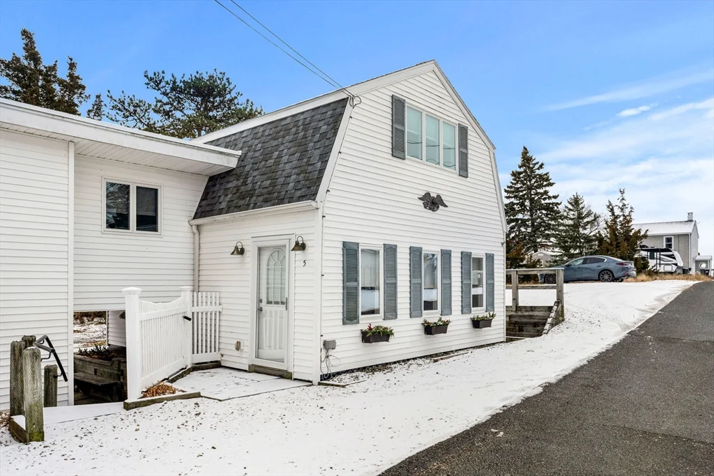 2 bed, 1 bath apartment for rent at 5 I St Unit 2, Plum Island — photo 6 of 36
