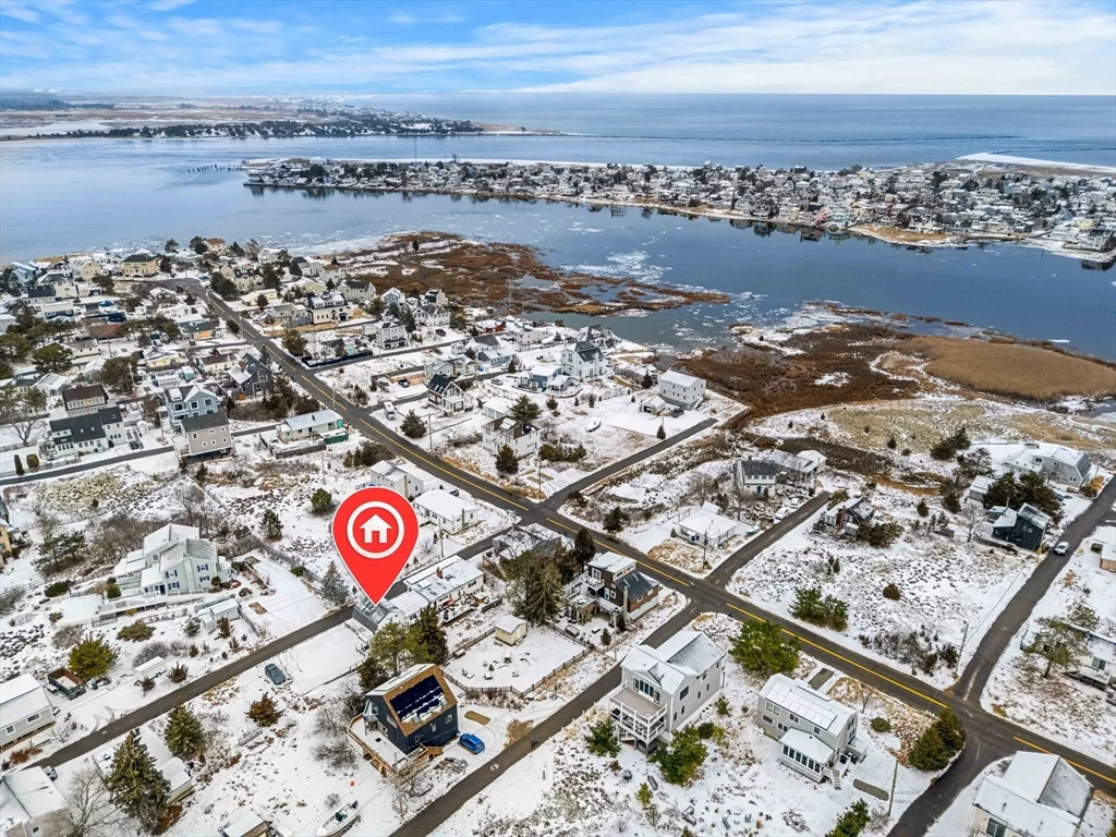 2 bed, 1 bath apartment for rent at 5 I St Unit 2, Plum Island — photo 4 of 36