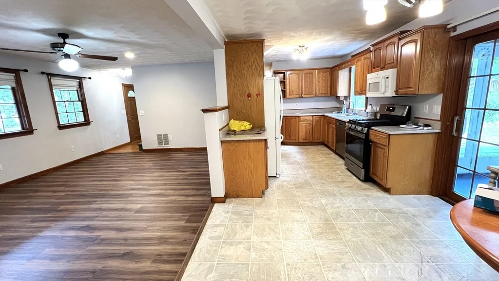 4 bed, 2 bath apartment for rent at 5 Kinney Ave, Burlington — photo 6 of 30