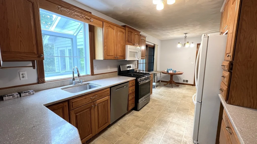 4 bed, 2 bath apartment for rent at 5 Kinney Ave, Burlington — photo 5 of 30