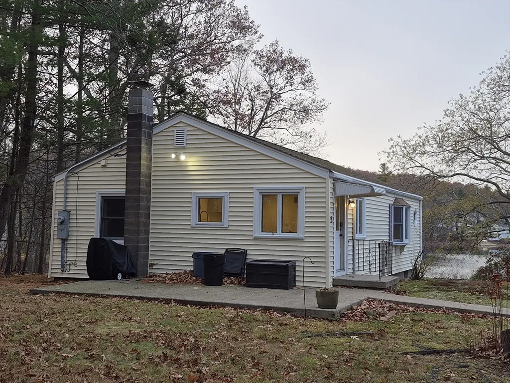 2 bed, 1 bath apartment for rent at 5 Lakeview Ave Unit 5, Peabody — photo 2 of 25