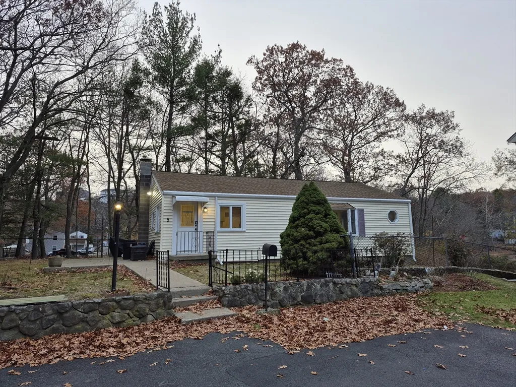 2 bed, 1 bath apartment for rent at 5 Lakeview Ave Unit 5, Peabody