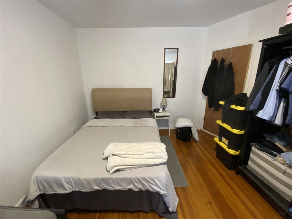 5 bed, 3 bath apartment for rent at 5 Lexington Ave Unit 2, Powder House Square — photo 4 of 30