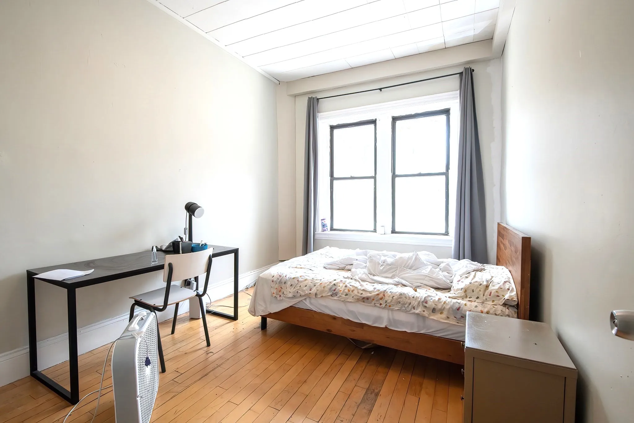 5 bed, 2 bath apartment for rent at 5 Linden St Unit 1, Allston — photo 2 of 7