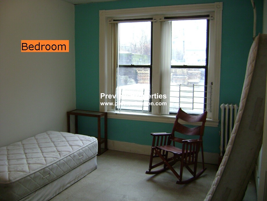 5 bed, 2 bath apartment for rent at 5 Linden Unit 1P, Allston — photo 5 of 6