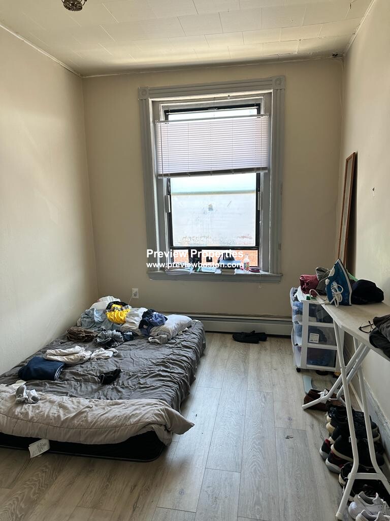 3 bed, 1 bath apartment for rent at 5 Linden Unit 2P, Allston — photo 5 of 7