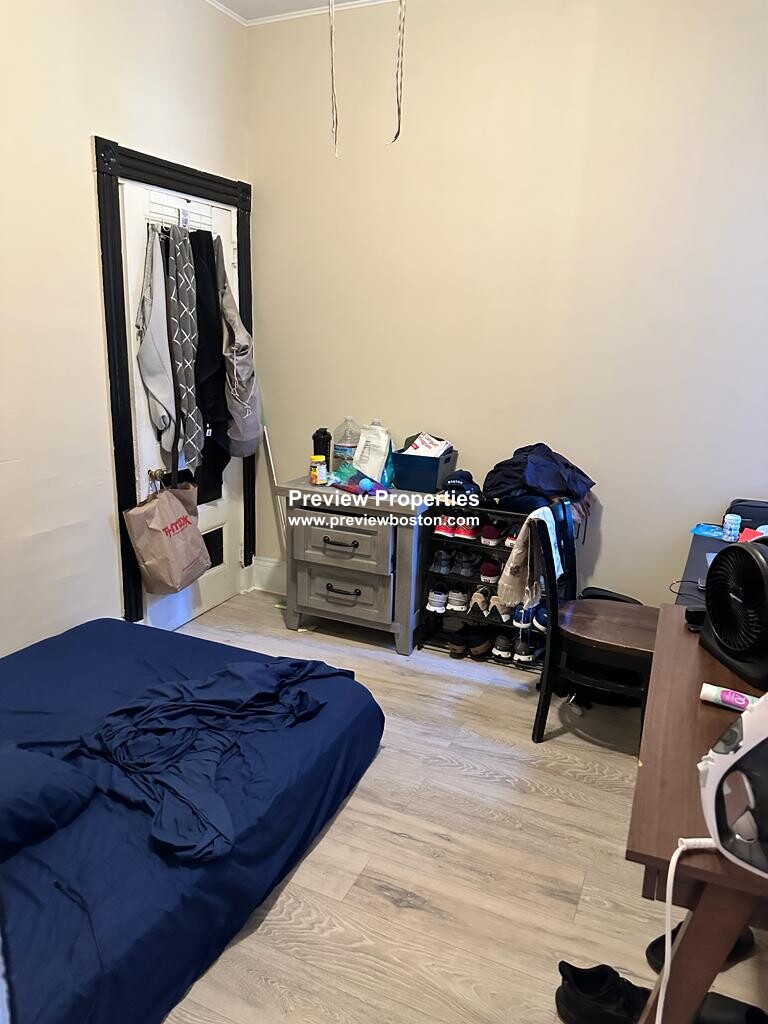 3 bed, 1 bath apartment for rent at 5 Linden Unit 2P, Allston — photo 2 of 7