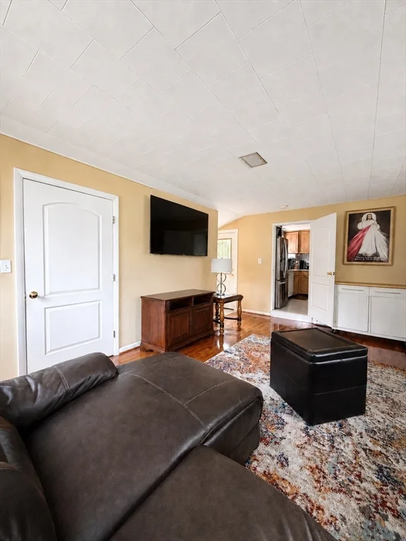 3 bed, 1 bath apartment for rent at 5 Louis Rd Unit 0, Framingham — photo 5 of 11