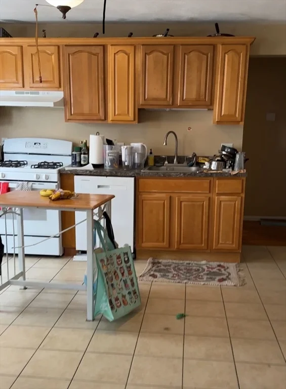 4 bed, 2 bath apartment for rent at 5 Lowden Unit 2, Powder House Square — photo 3 of 20