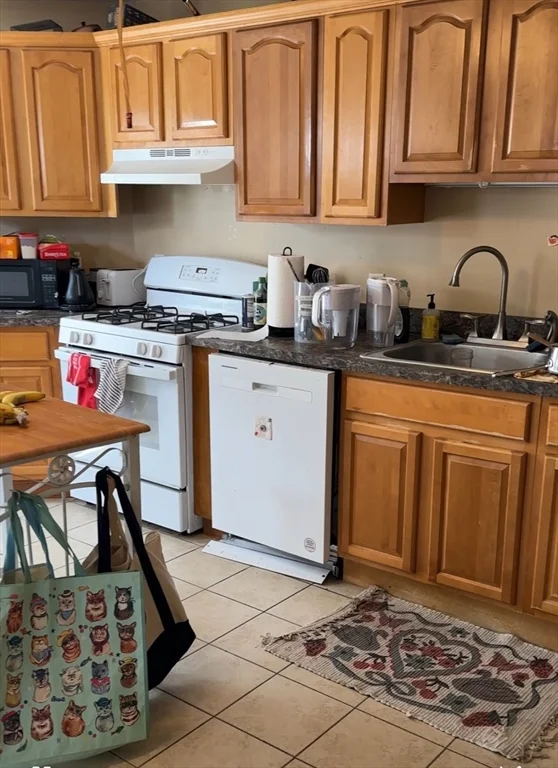 4 bed, 2 bath apartment for rent at 5 Lowden Unit 2, Powder House Square — photo 2 of 20