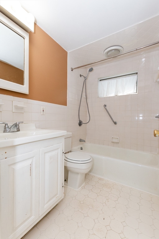3 bed, 1 bath apartment for rent at 5 Macdonald St Unit 1, Hyde Park — photo 4 of 10