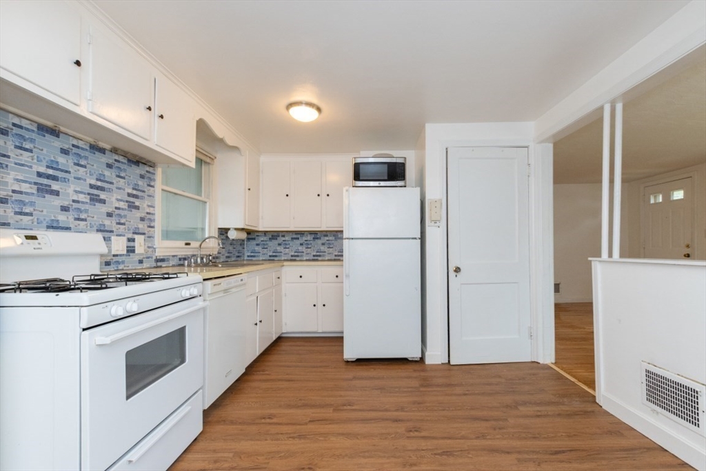 3 bed, 1 bath apartment for rent at 5 Macdonald St Unit 1, Hyde Park — photo 2 of 10