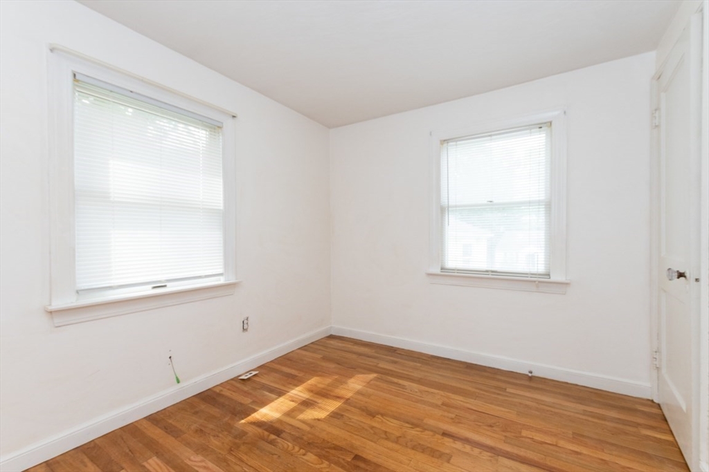 3 bed, 1 bath apartment for rent at 5 Macdonald St Unit 1, Hyde Park — photo 9 of 10
