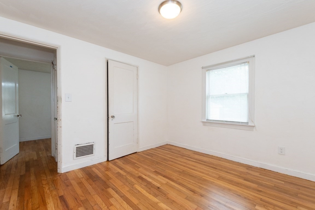 3 bed, 1 bath apartment for rent at 5 Macdonald St Unit 1, Hyde Park — photo 6 of 10