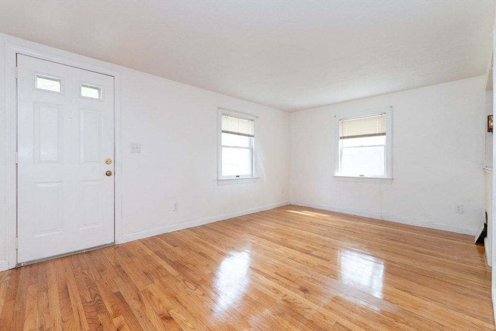 3 bed, 1 bath apartment for rent at 5 Macdonald St Unit 1, Hyde Park — photo 3 of 10