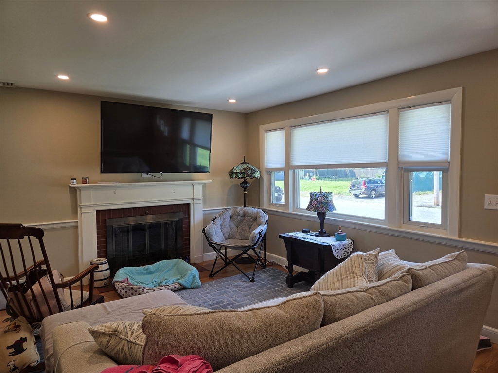 3 bed, 1 bath apartment for rent at 5 Mareldor St Unit 0, Hudson — photo 8 of 22