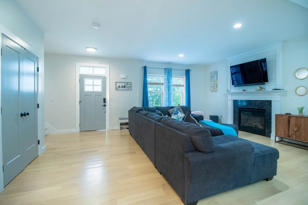 4 bed, 4+ bath apartment for rent at 5 Morse Ave Unit 1, Plainville — photo 3 of 16