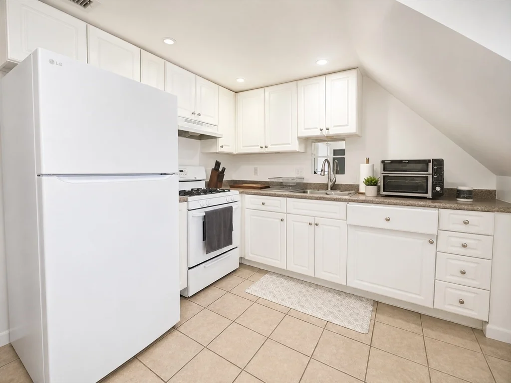 2 bed, 1 bath apartment for rent at 5 Myrtle St Unit 3, Saugus — photo 8 of 15