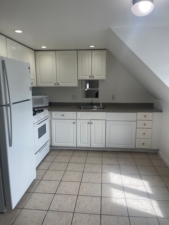 2 bed, 1 bath apartment for rent at 5 Myrtle St Unit 3, Saugus — photo 3 of 16