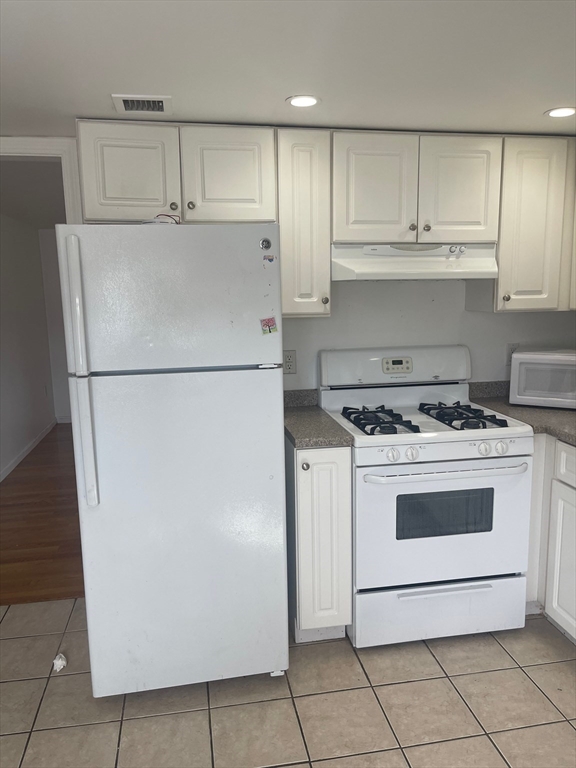 2 bed, 1 bath apartment for rent at 5 Myrtle St Unit 5, Saugus — photo 2 of 17