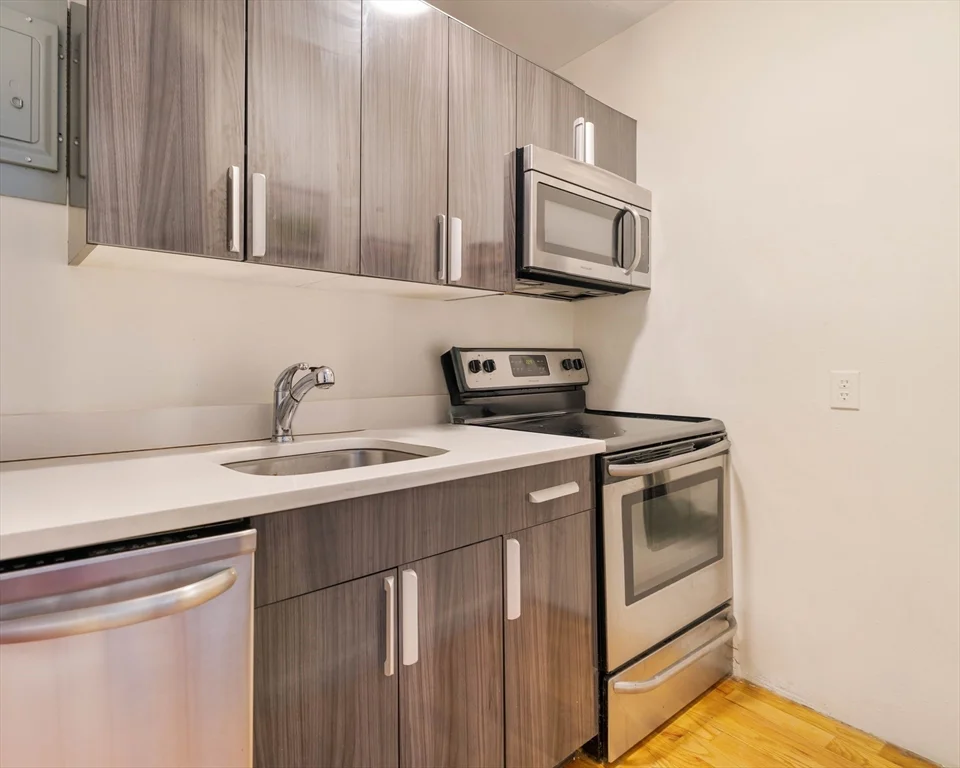 3 bed, 1 bath apartment for rent at 5 North Margin St Unit 5, North End — photo 4 of 15