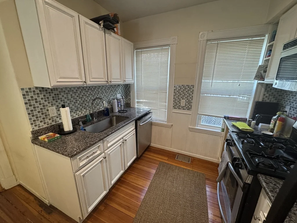 2 bed, 2 bath apartment for rent at 5 Oak Square Ave Unit 1, Brighton — photo 3 of 15