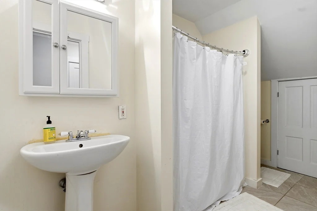 3 bed, 2 bath apartment for rent at 5 Osgood Pl Unit C, Amesbury — photo 25 of 30