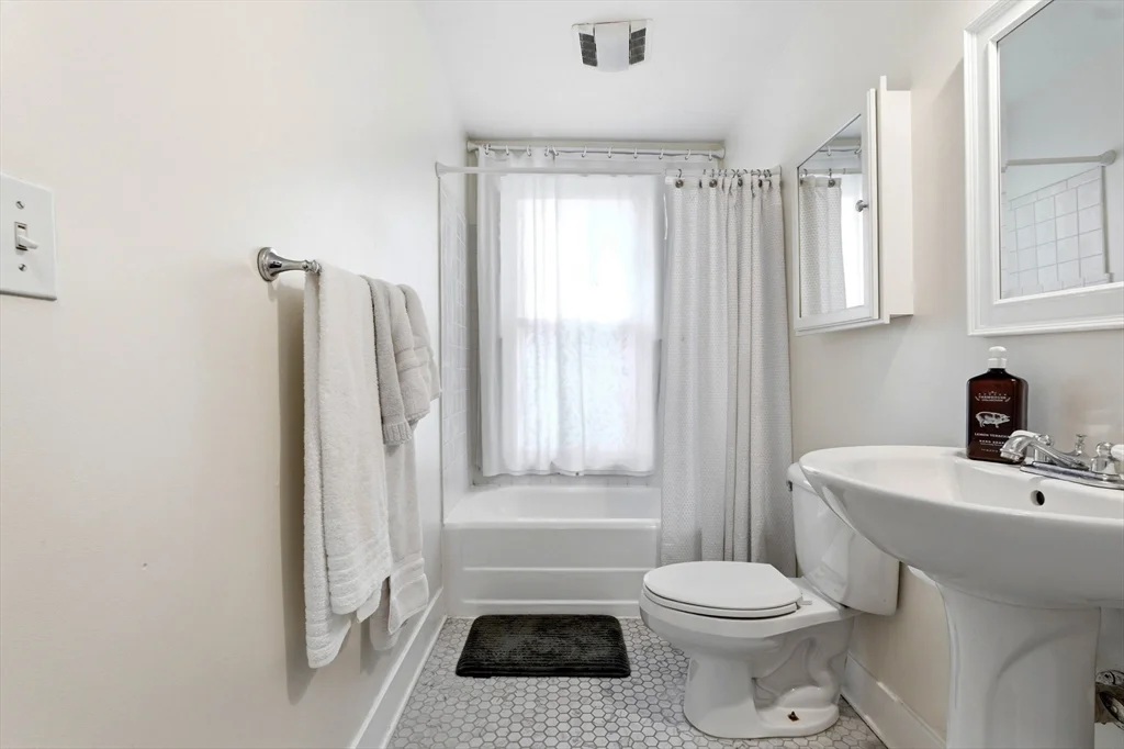 3 bed, 2 bath apartment for rent at 5 Osgood Pl Unit C, Amesbury — photo 19 of 30