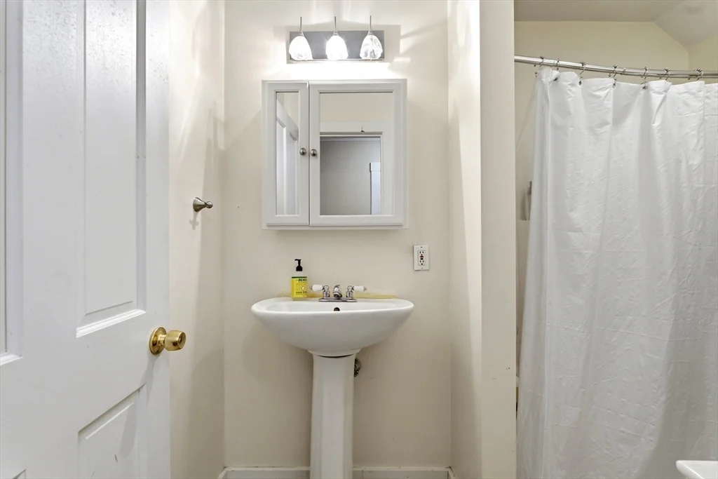 3 bed, 2 bath apartment for rent at 5 Osgood Pl Unit C, Amesbury — photo 24 of 30