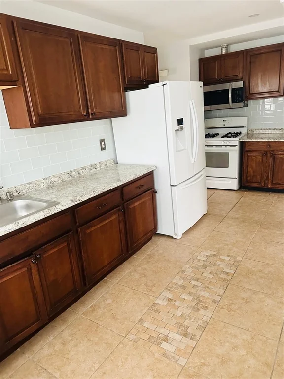 2 bed, 1 bath apartment for rent at 5 Oxford Park Unit 1, Revere — photo 5 of 13