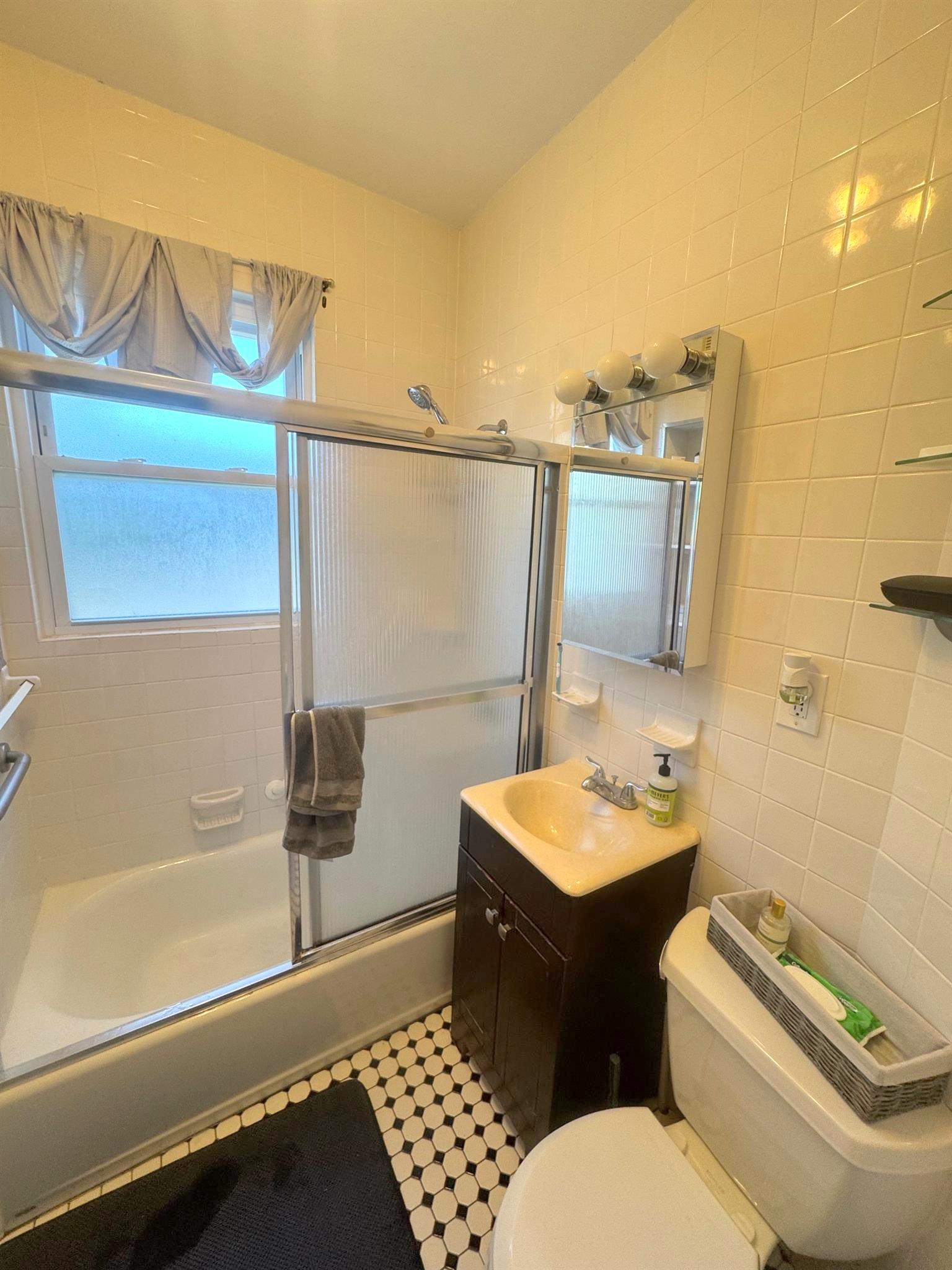 3.5 bed, 1 bath apartment for rent at 5 Palermo St Unit 3, Wellington-Harrington — photo 14 of 17