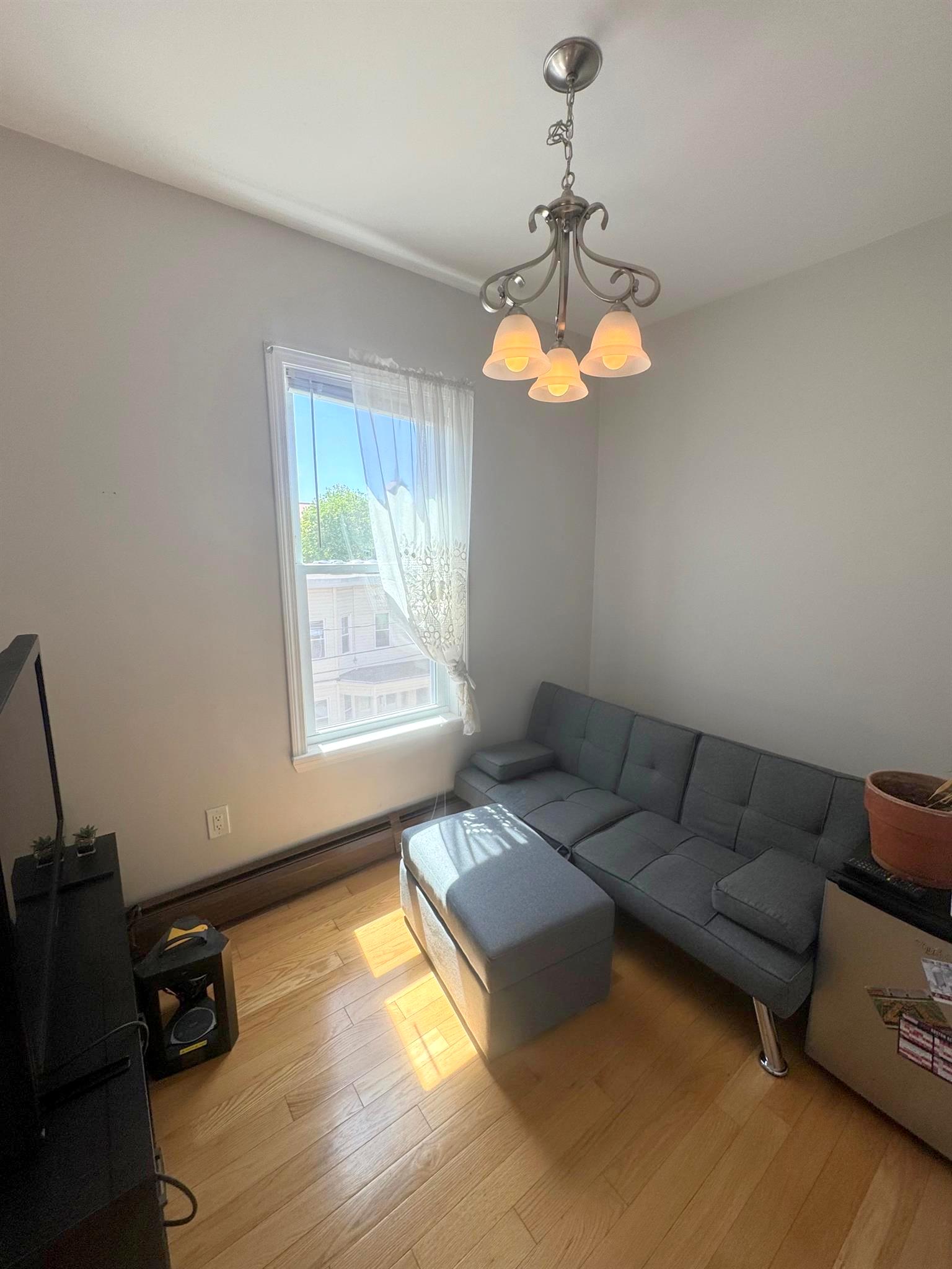3.5 bed, 1 bath apartment for rent at 5 Palermo St Unit 3, Wellington-Harrington — photo 8 of 17