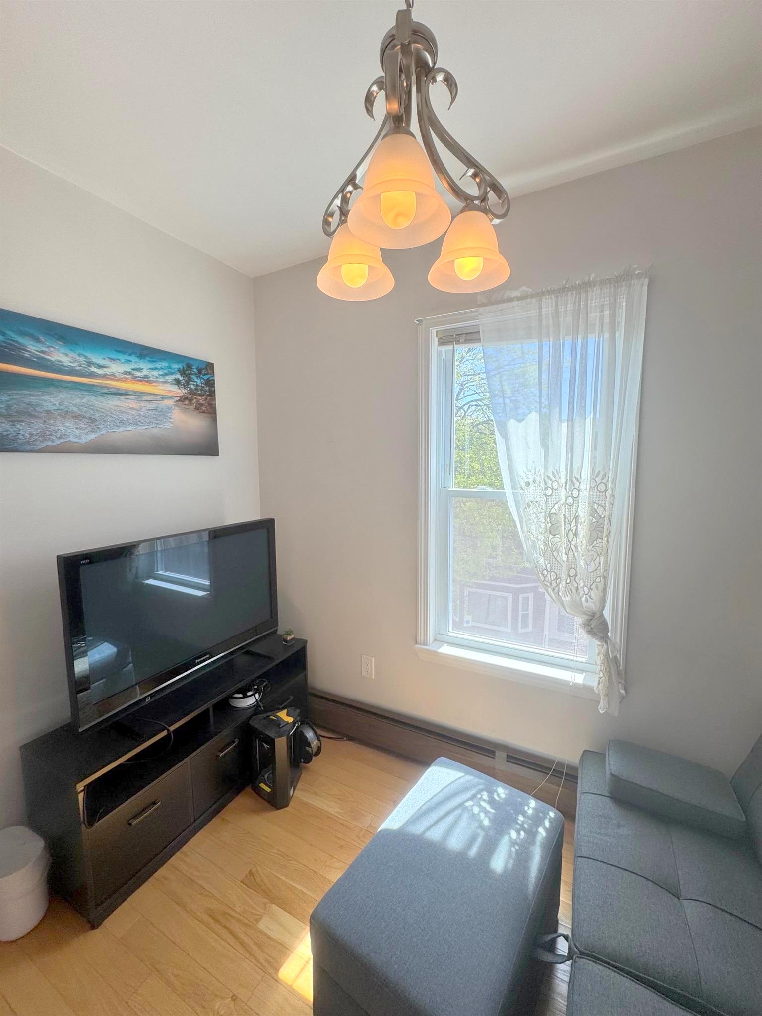 3.5 bed, 1 bath apartment for rent at 5 Palermo St Unit 3, Wellington-Harrington — photo 9 of 17
