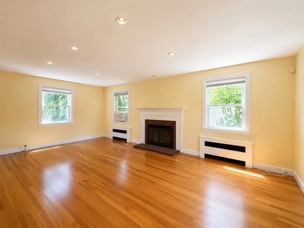 3 bed, 1 bath apartment for rent at 5 Park St, Lexington — photo 3 of 12
