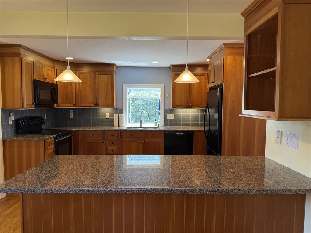 3 bed, 1 bath apartment for rent at 5 Park St, Lexington — photo 2 of 12