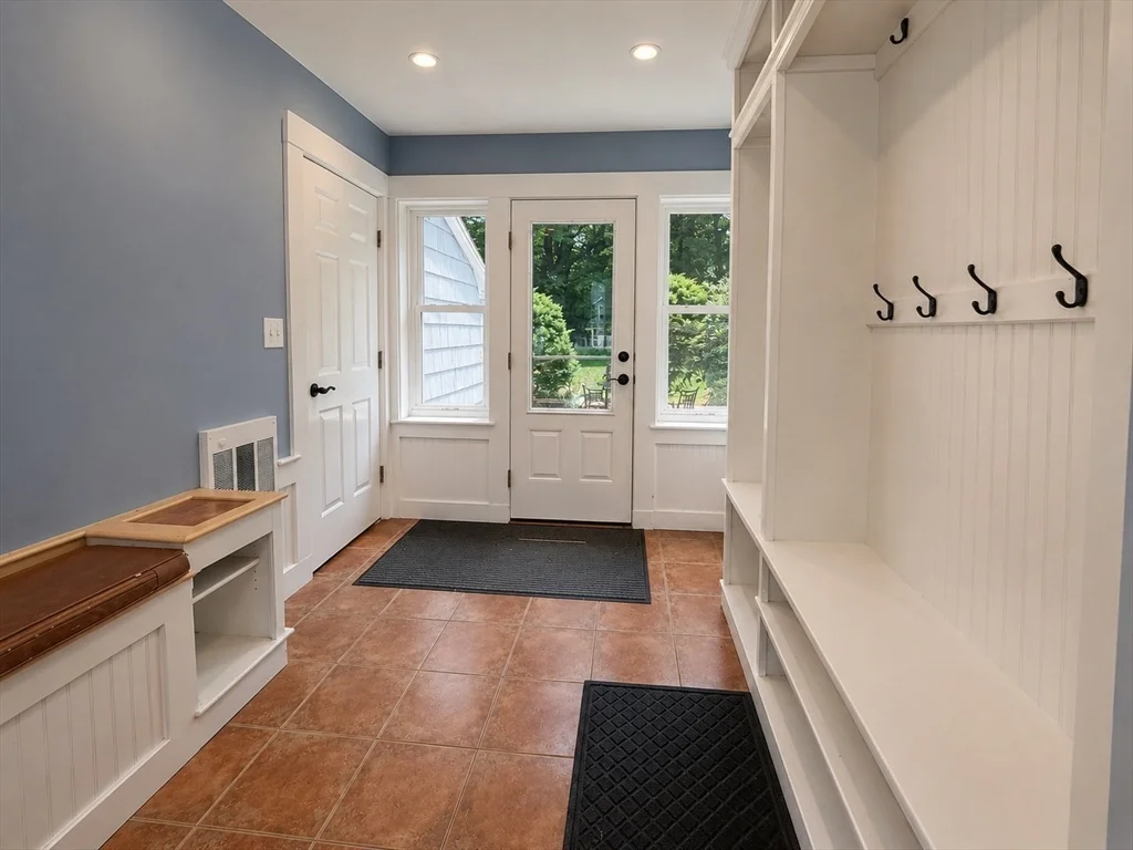 3 bed, 1 bath apartment for rent at 5 Park St, Lexington — photo 4 of 12