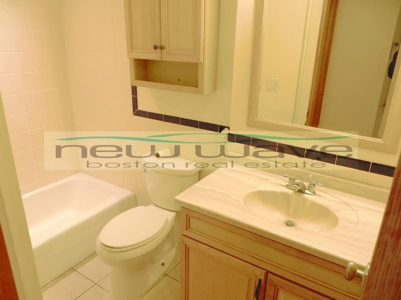 3 bed, 1 bath apartment for rent at 5 Phillips St Unit 3, Beacon Hill — photo 2 of 14