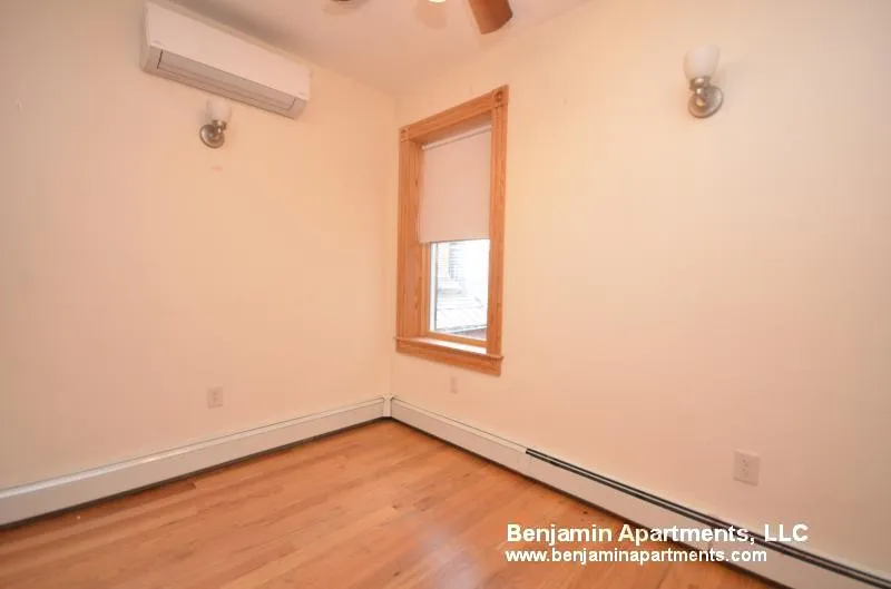 3 bed, 1 bath apartment for rent at 5 Phillips St Unit 4, Beacon Hill — photo 5 of 8