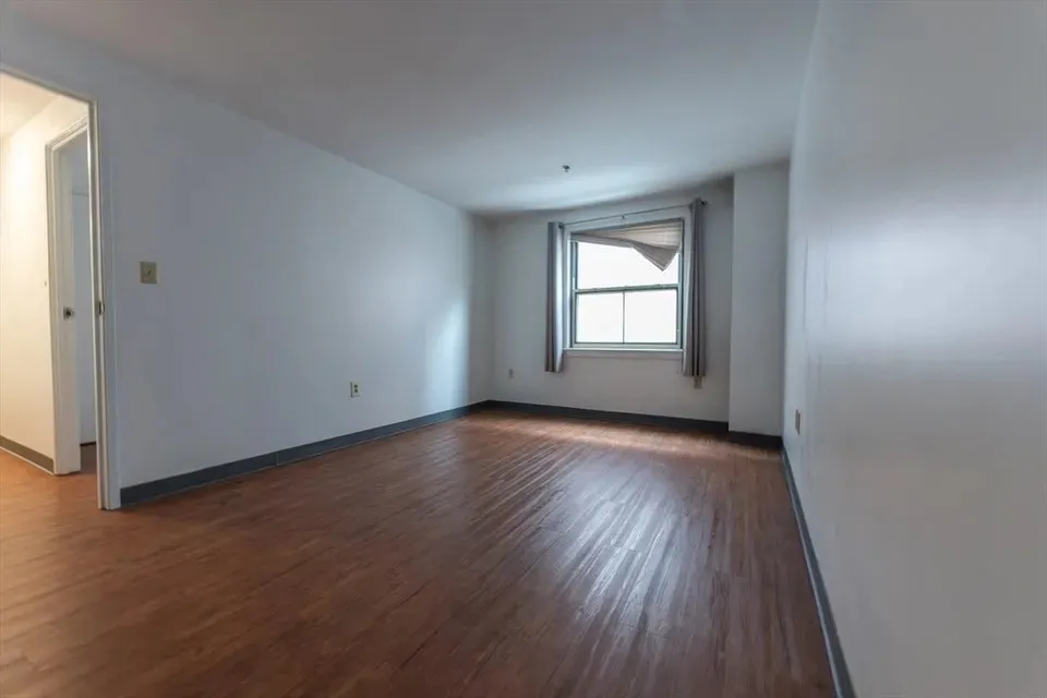 3 bed, 1 bath apartment for rent at 5 Pine St Unit D, Chinatown — photo 4 of 6