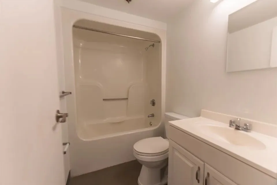 3 bed, 1 bath apartment for rent at 5 Pine St Unit D, Chinatown — photo 3 of 6
