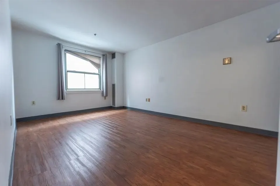 3 bed, 1 bath apartment for rent at 5 Pine St Unit D, Chinatown — photo 5 of 6