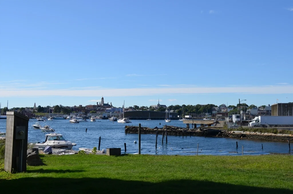 2 bed, 1 bath apartment for rent at 5 Pirate's Ln Unit 1, East Gloucester — photo 3 of 22