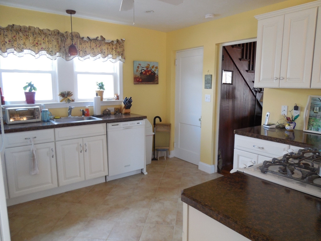 3 bed, 2 bath apartment for rent at 5 Priscilla Beach, Priscilla Beach — photo 3 of 22