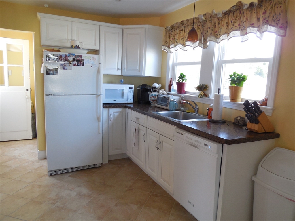 3 bed, 2 bath apartment for rent at 5 Priscilla Beach, Priscilla Beach — photo 4 of 22